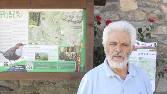 Felipe Lubián, presidente de la Mancomunidad, en la localidad de Lubián. | A. S.