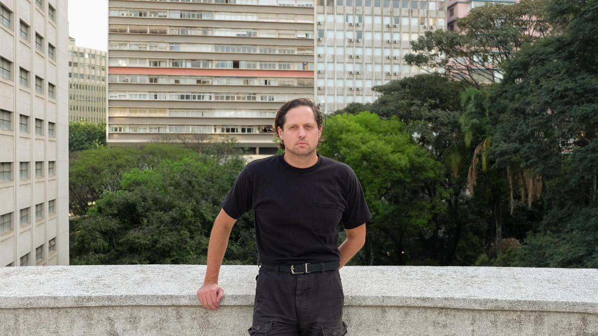 Vincent Bevins en su oficina en São Paulo en 2023.