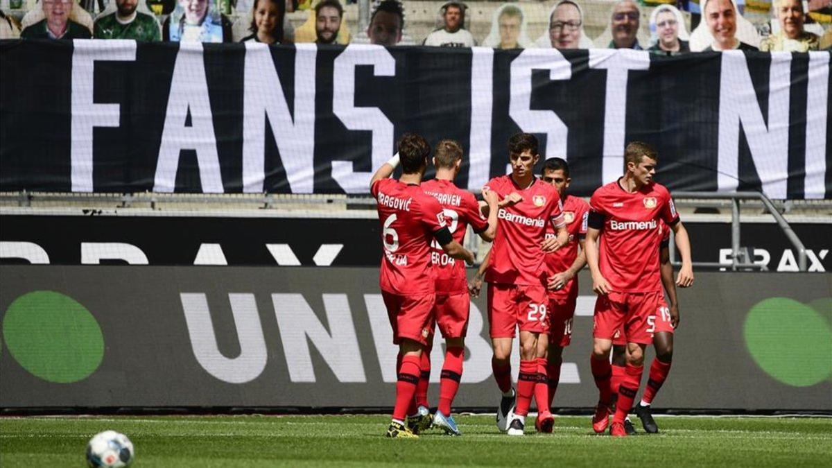 Havertz celebra junto al resto de compañeros el 1-0 en el desierto Borussia Park