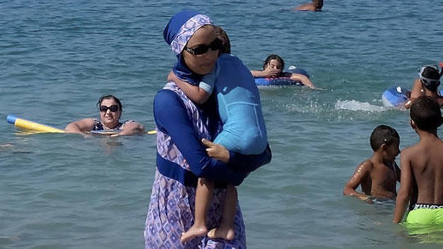 Una mujer en burkini en una playa de Marsella.