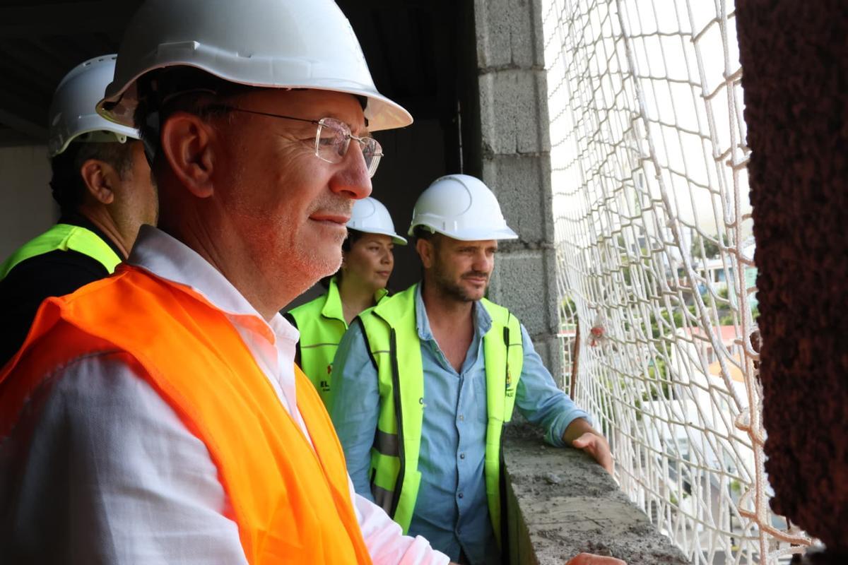 Sergio Rodríguez, presidente del Cabildo de La Pal,ma, visita las obras de El Paso.