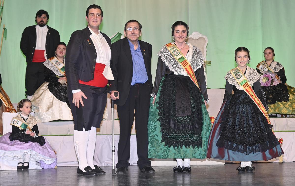 Els màxims representants de la gaiata 4 junt a 'L'Armeler de l'Any' 2025, José Antonio Lleó Montoliu.
