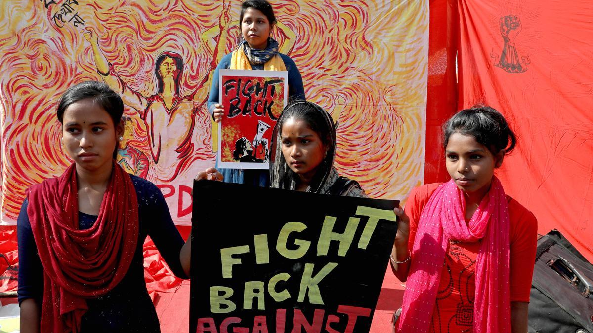 Diez años después de la violación grupal y el asesinato de una joven en India, las mujeres se manifiestan