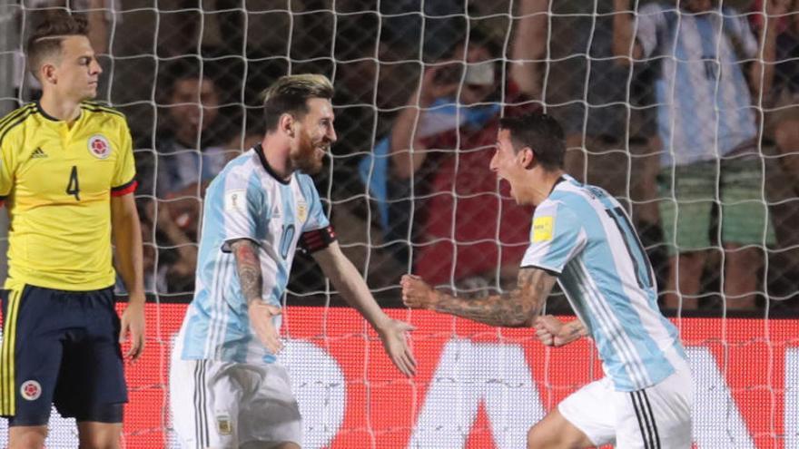 Messi celebra un gol con Di María