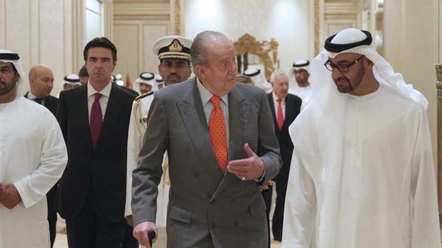 Juan Carlos junto al príncipe heredero de Abu Dabi, el jeque Mohamed bin Zayed al Nahyan, en 2014