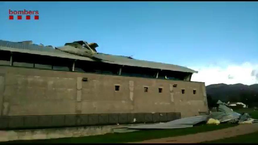 El vent arrenca la teulada del pavelló municipal Canet d'Adri (Gironès)