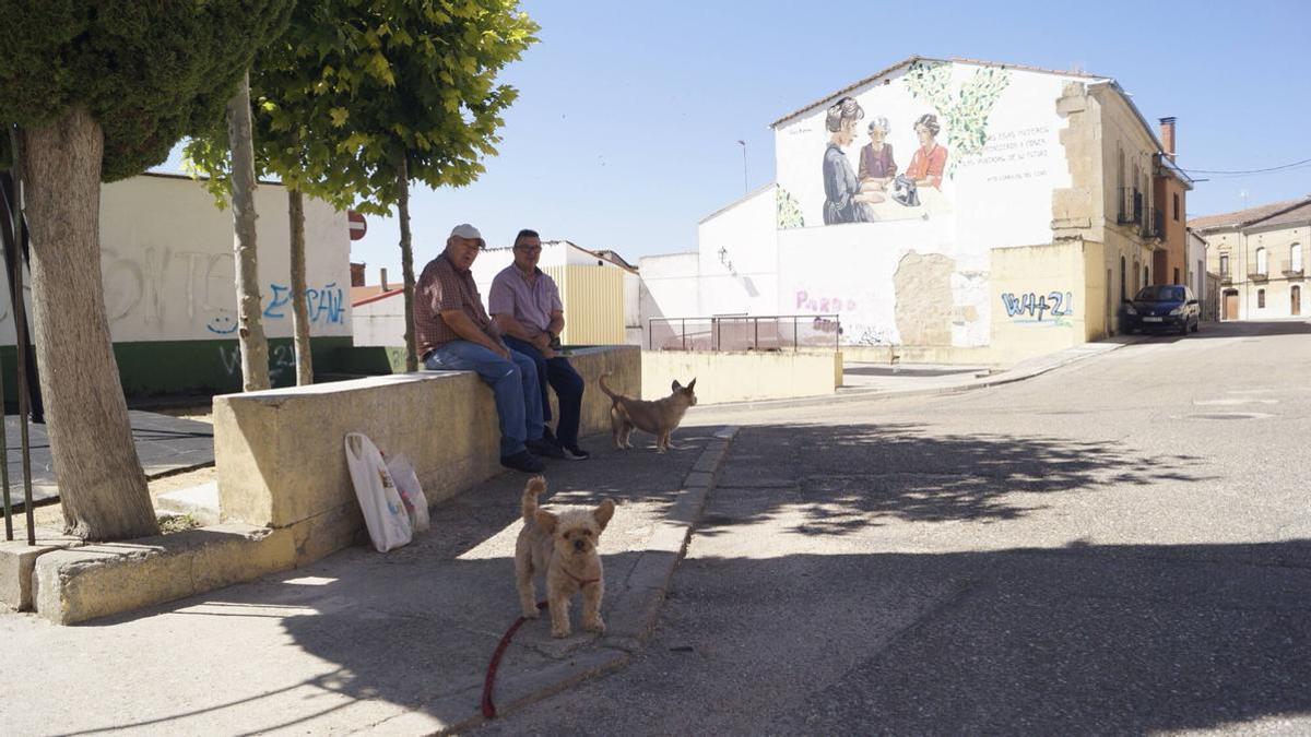 Calles semidesiertas en un pueblo de la provincia.