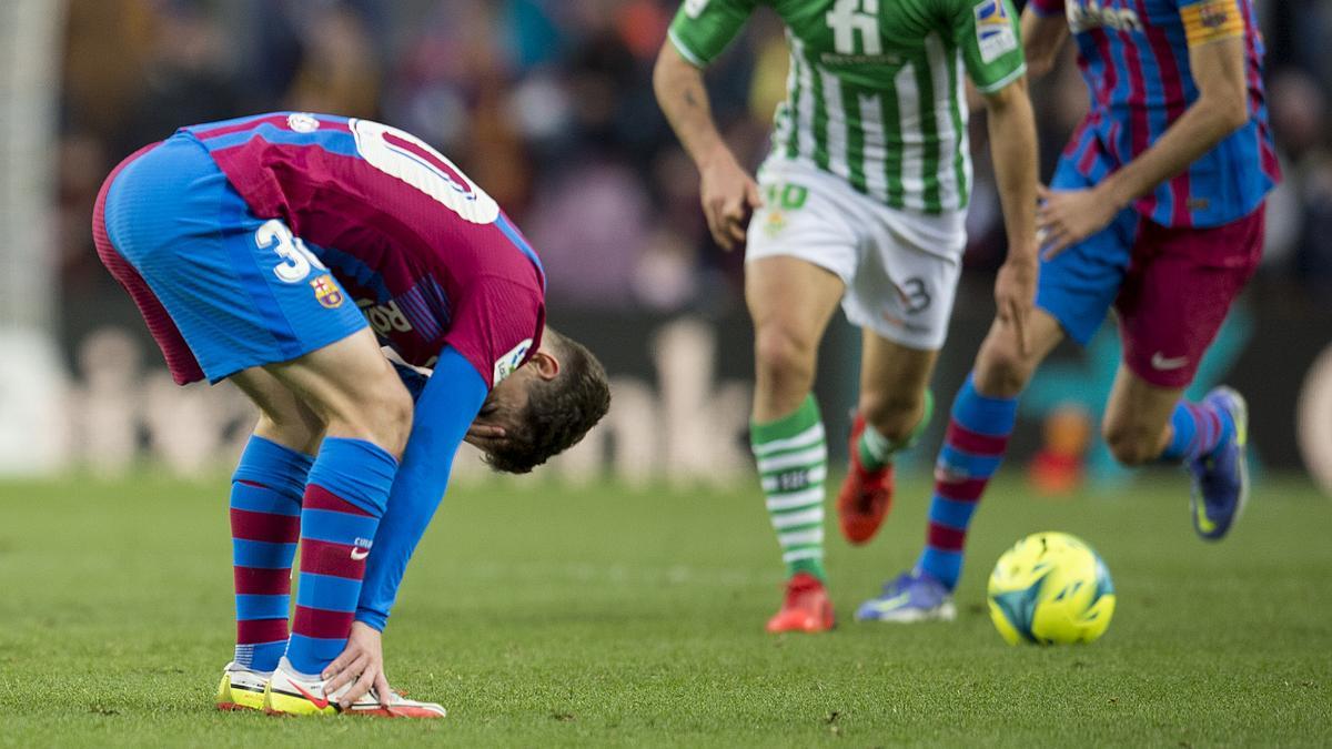 Gavi aturdido un golpe de balón involuntario en la cabeza durante la primera parte del partido de liga entre el Barça y el Betis   