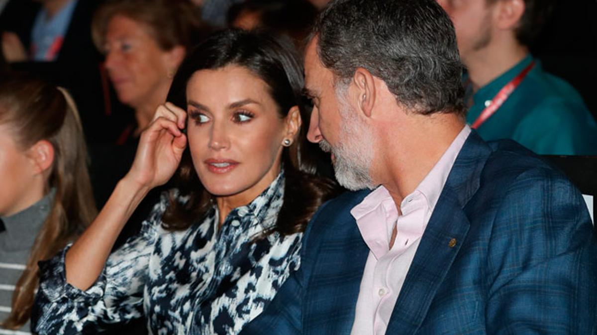 La reina Letizia con vestido camisero de estampado animal en el décimo aniversario de la Fundación Princesa de Girona