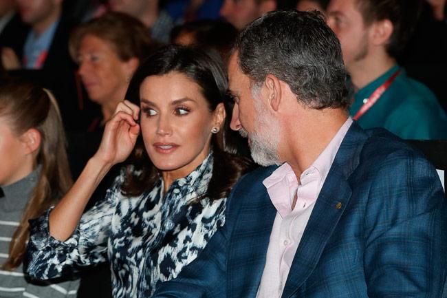 La reina Letizia con vestido camisero de estampado animal en el décimo aniversario de la Fundación Princesa de Girona