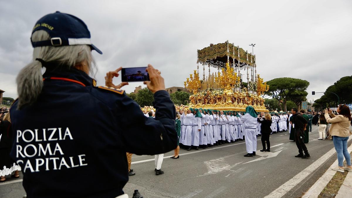 La Virgen de la Esperanza, durante su procesión en Roma.
