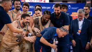 Mirotic bromea con Edu Torrent, uno de los masajistas históricos del club, que deja el equipo de baloncesto, tras la conquista de la Lliga Catalana en Tarragona