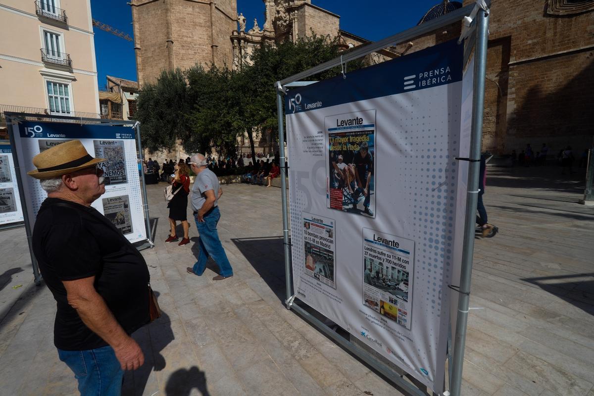 El público descubre la exposición de Levante-EMV en la plaza de la Reina de València El público descubre la exposición de Levante-EMV en la plaza de la Reina de València