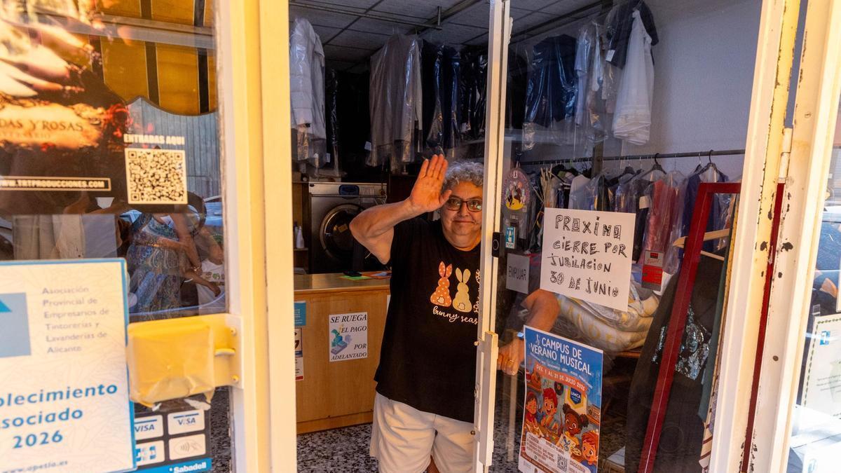 El barrio alicantino de Ciudad de Asís se queda huérfano de la Tintorería Esteban tras 63 años