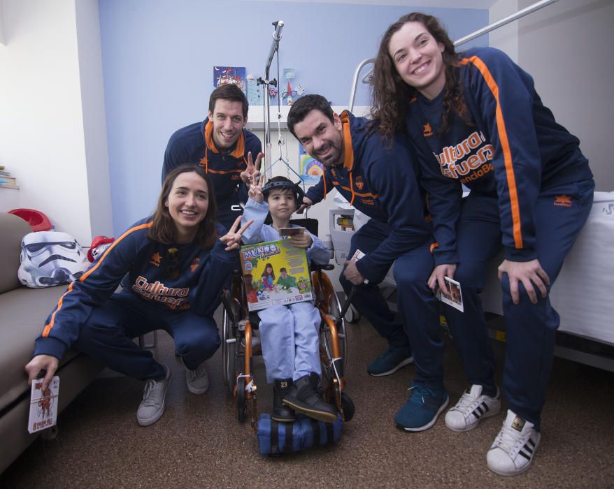 Los jugadores del Valencia Basket visitan La Fe