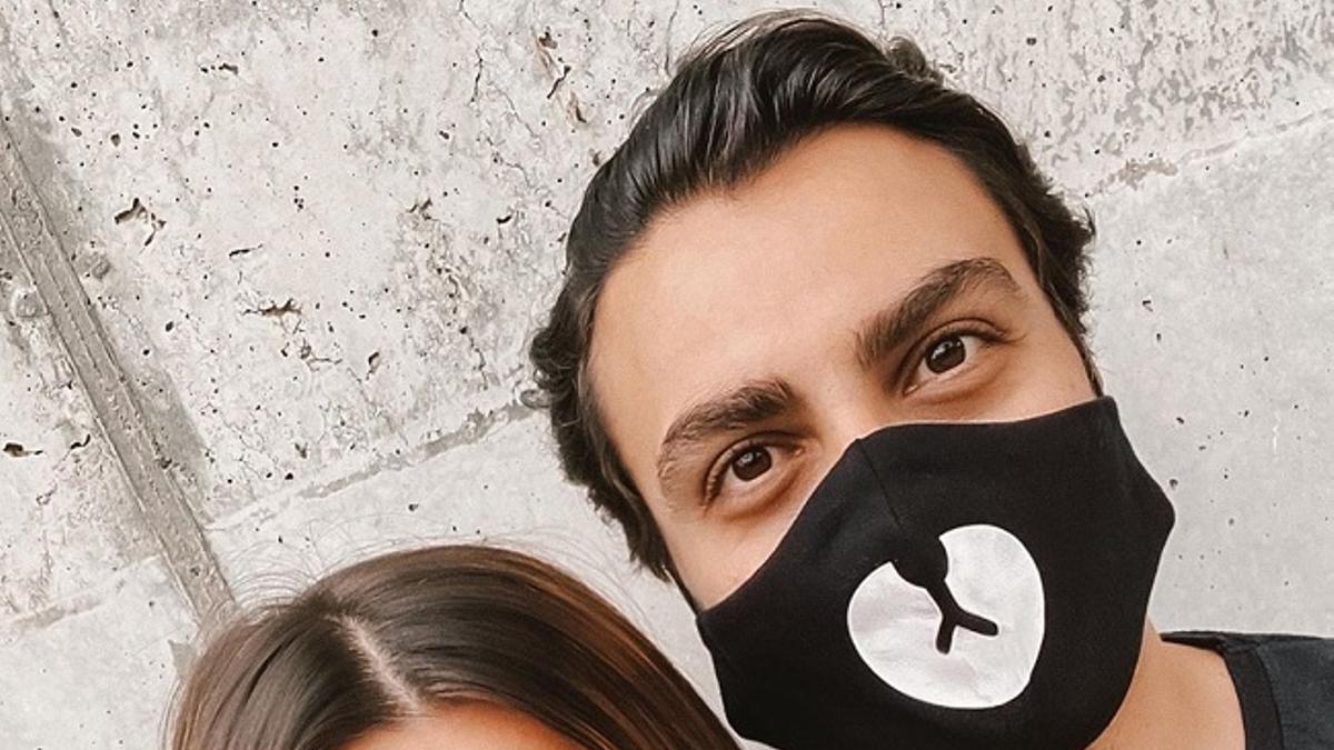 La 'influencer' Alexandra Pereira y su marido Ghassan Fallaha con mascarillas de la marca española Monikmo