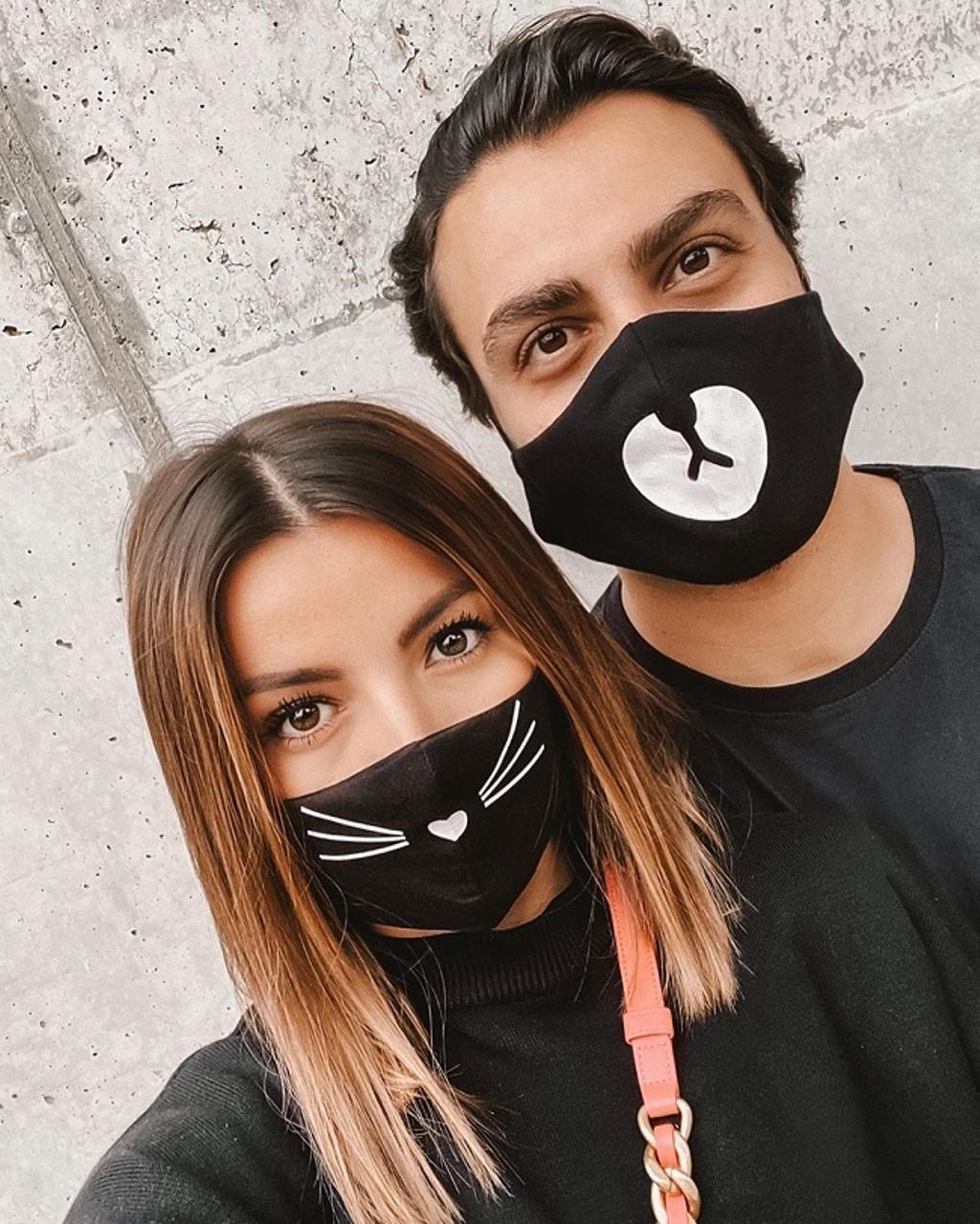 La 'influencer' Alexandra Pereira y su marido Ghassan Fallaha con mascarillas de la marca española Monikmo