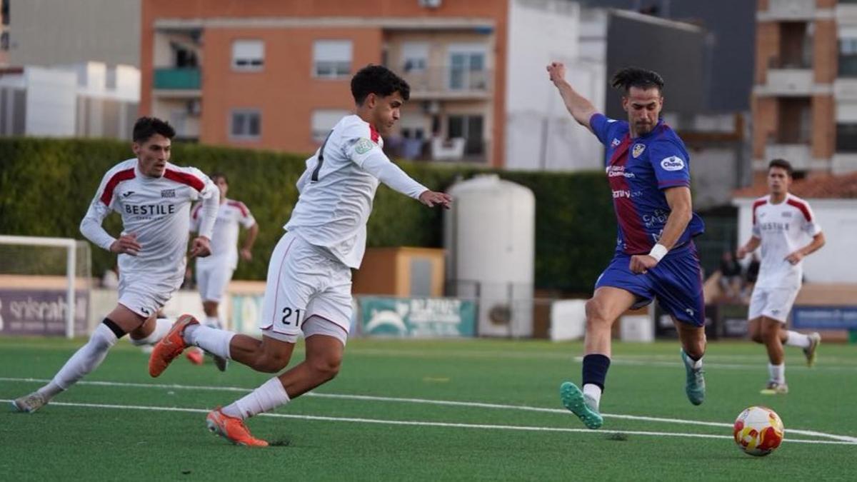 Tanque, en un partido de la UD Alzira de esta temporada.