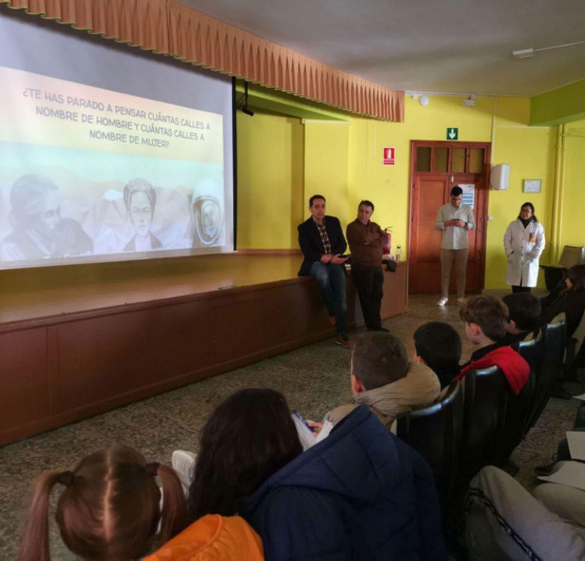 El alcalde conversa con los alumnos sobre su propuesta. | E. P.