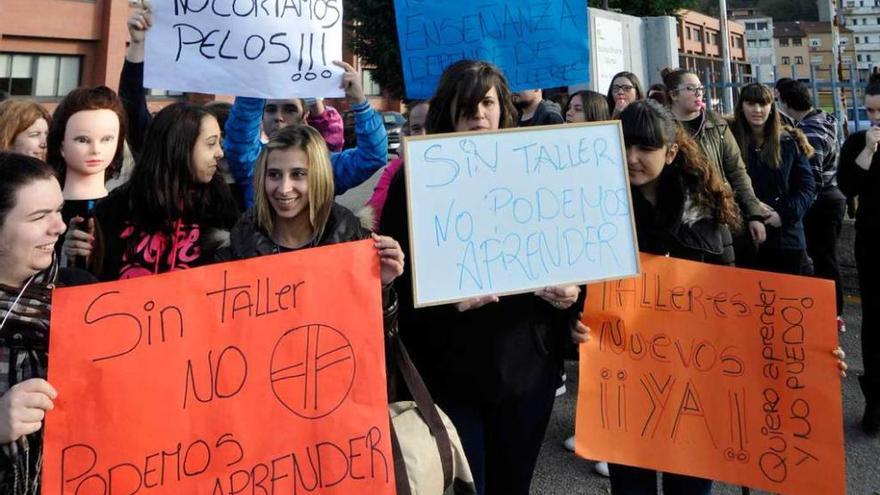 Alumnas con carteles, a la puerta del instituto.