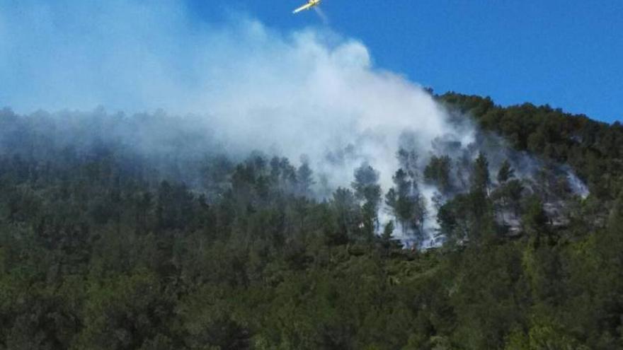 El viento dificulta la extinción de un fuego en el límite del parque natural de Espadà