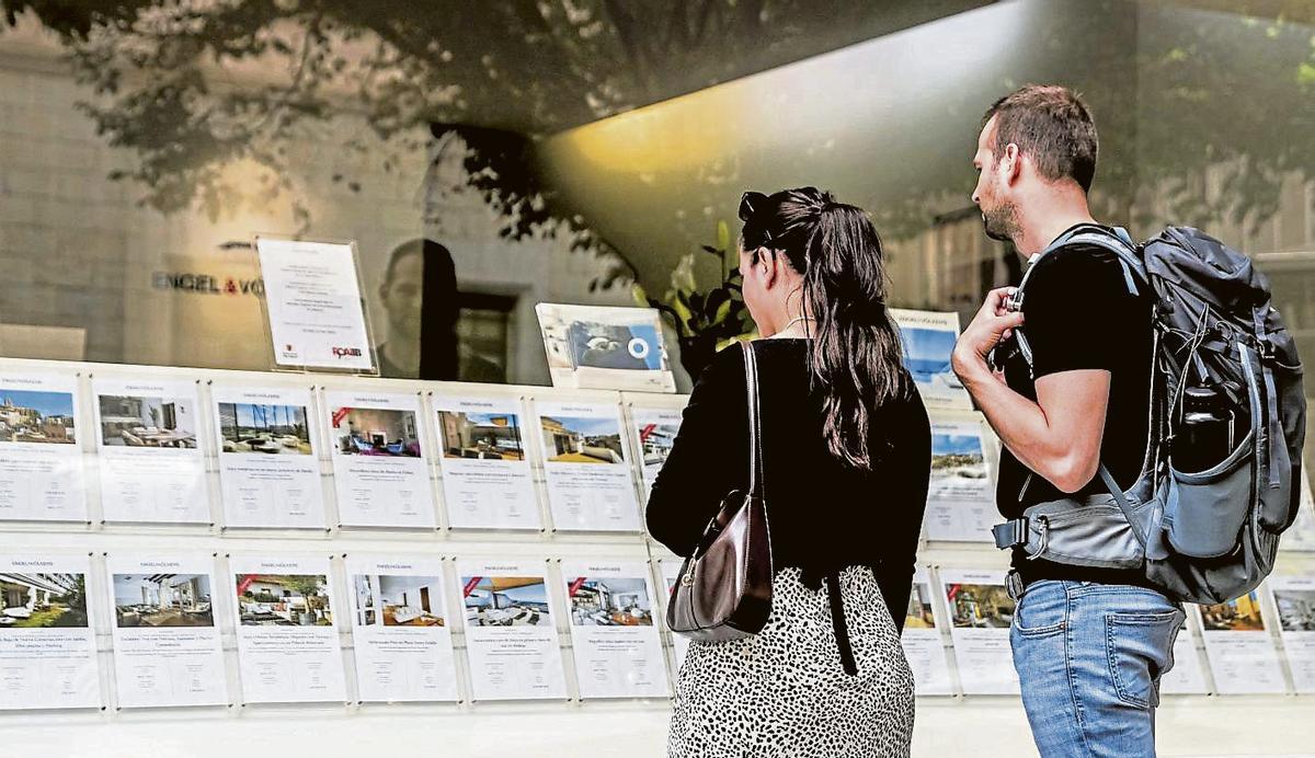 Dos personas buscan piso de alquiler en una inmobiliaria. | B. RAMON