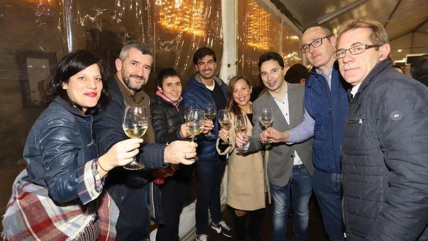 Abal, en el centro, durante el brindis de las autoridades en Ardoaraba. // Cedida