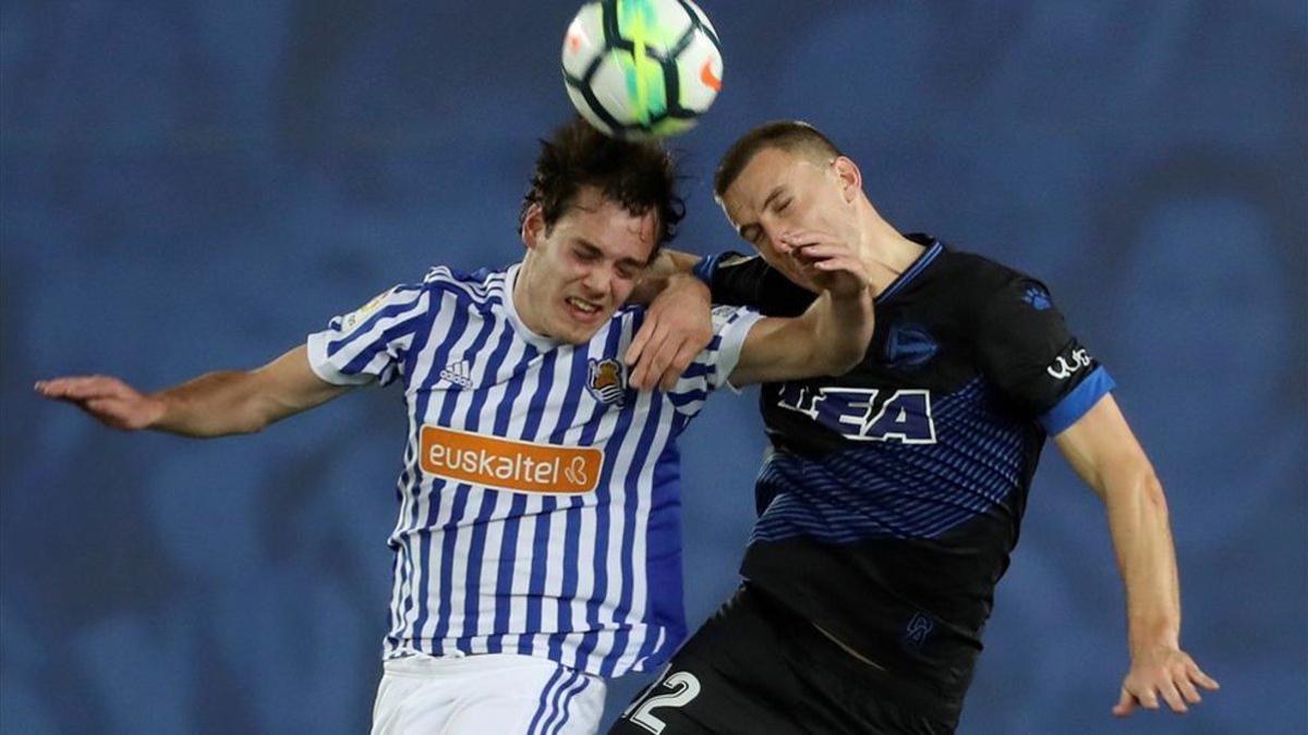 Jon Bautista salta por el balón con Rodrigo Ely, defensa del Alavés.