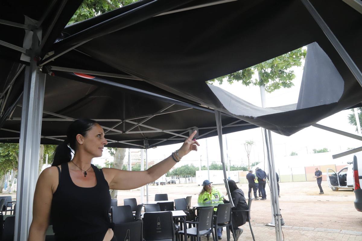 Isabel Teno señala los daños en su caseta.