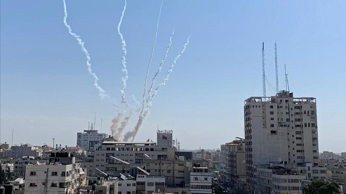 Cohetes lanzados desde Gaza hacia Israel.