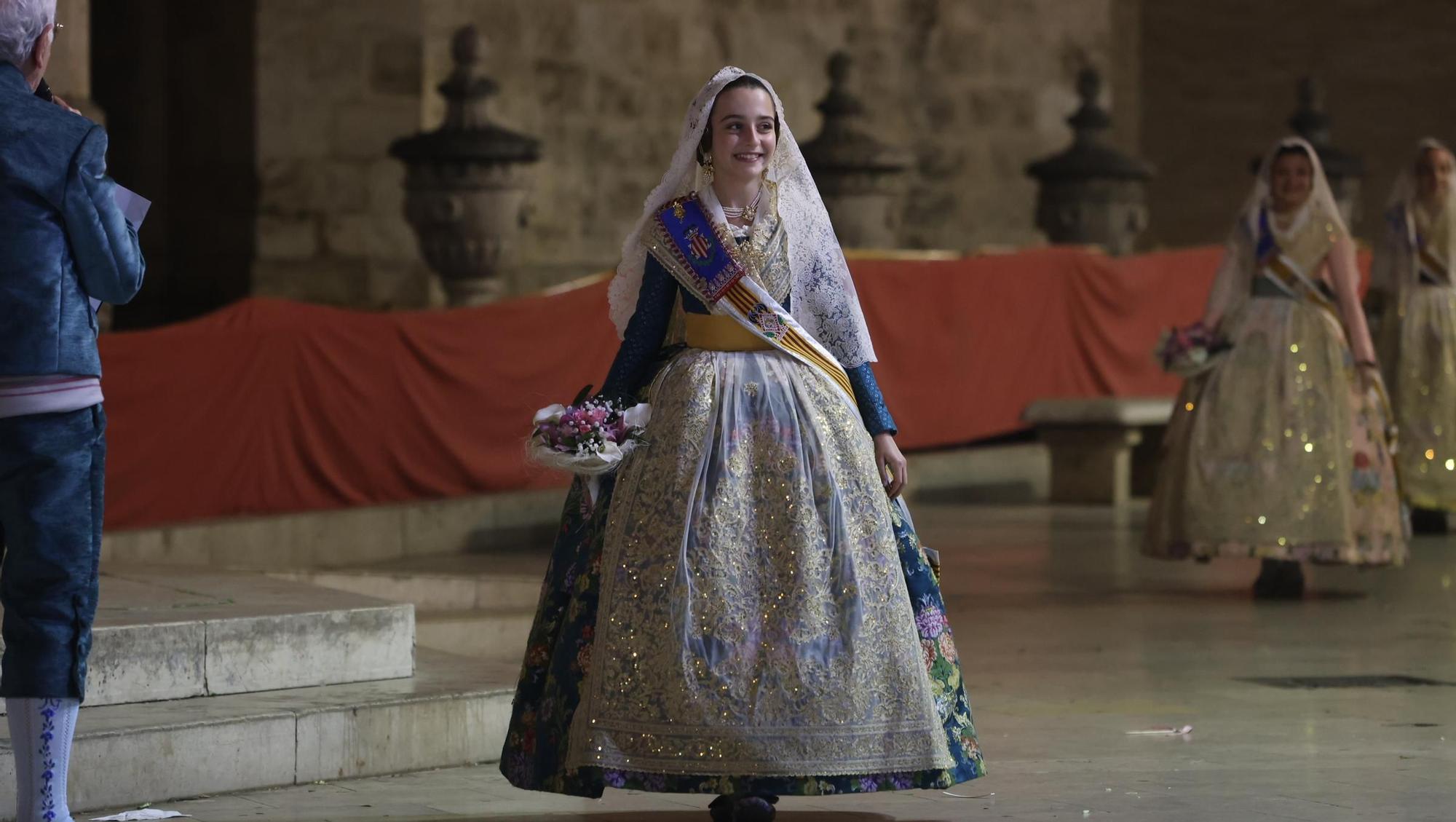 La Fallera Mayor Infantil de València desfila ante la virgen