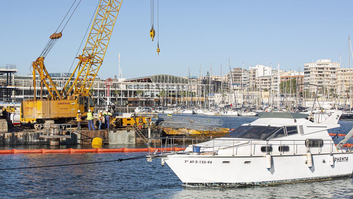 Operarios trabajan en la construcción de la plataforma