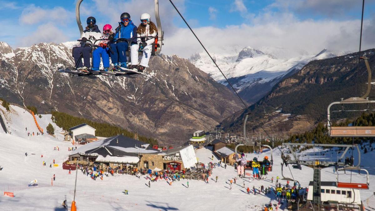 Las pistas de Cerler han recibido una gran cantidad de visitantes el último fin de semana de la temporada. | ARAMÓN