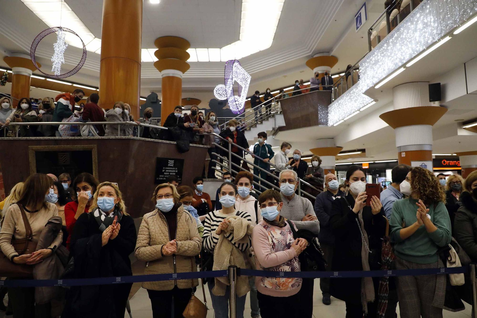 Las Falleras Mayores encienden las luces de navidad de Nuevo Centro