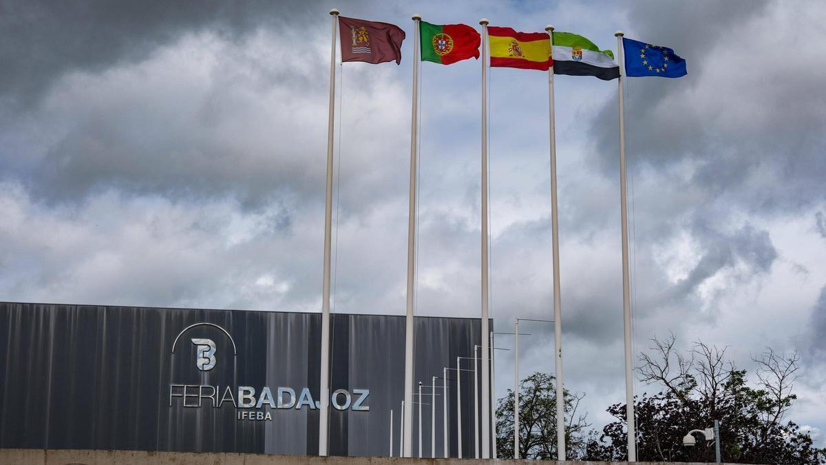 La bandera de Badajoz que ondea en Ifeba junto a la de Portugal.