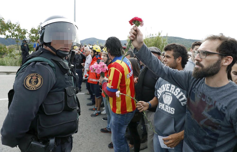 La Guàrdia Civil desallotja per la força el pavelló de Sant Julià de Ramis