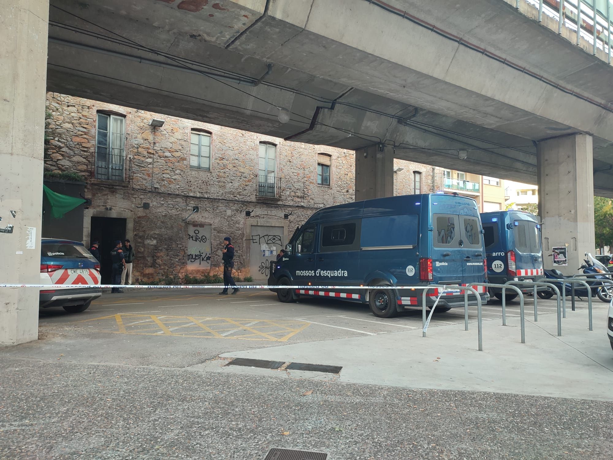 Les imatges del desallotjament de l'edifici ocupat del carrer Tomàs Mieres de Girona