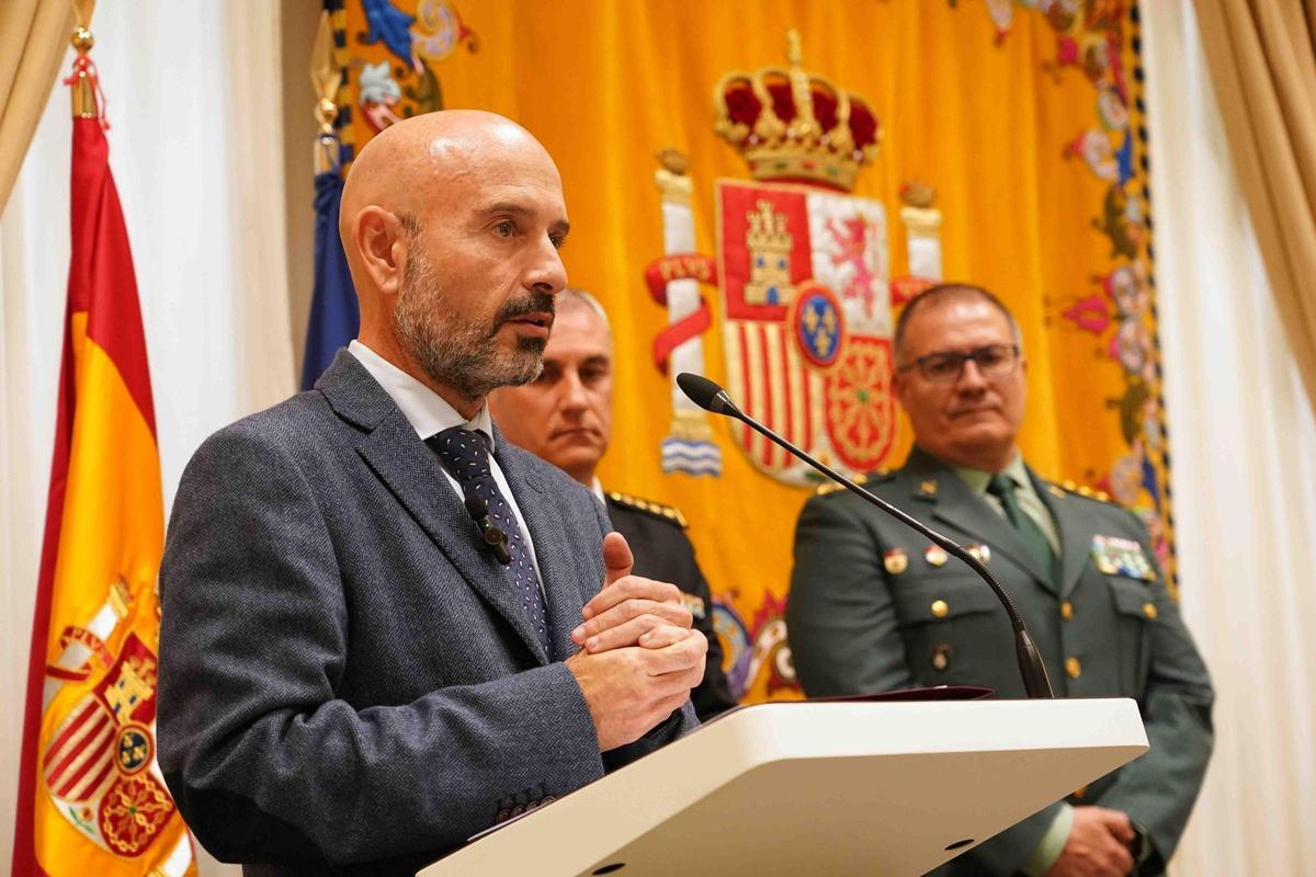 El subdelegado del Gobierno, Javier Salas, durante su balance de este martes junto a altos mandos de las fuerzas y cuerpos de seguridad del Estado.