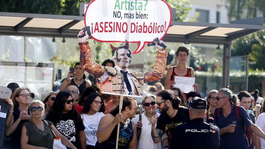 Manifestantes antitaurinos, esta tarde, frente a la plaza de toros de Gijón.