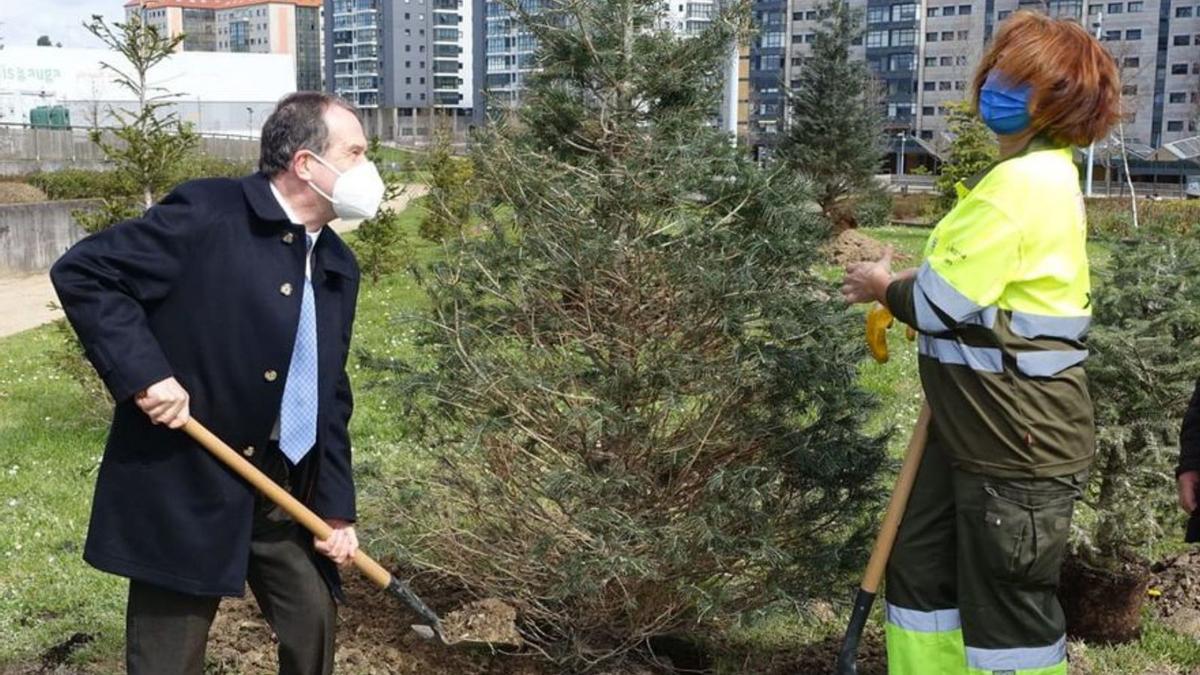 El alcalde, el año pasado, en el Bosque de Navidad de Navia. |