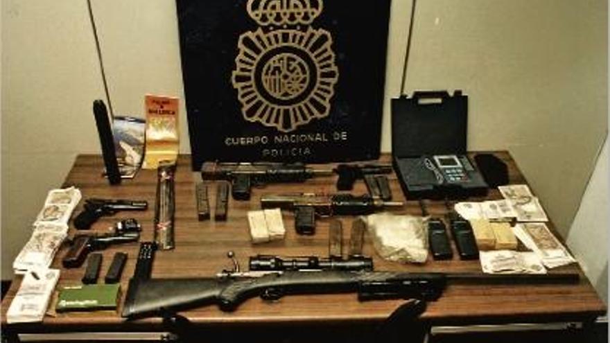 Les armes que la Policia va trobar en l&#039;apartament llogat pels terroristes d&#039;ETA.