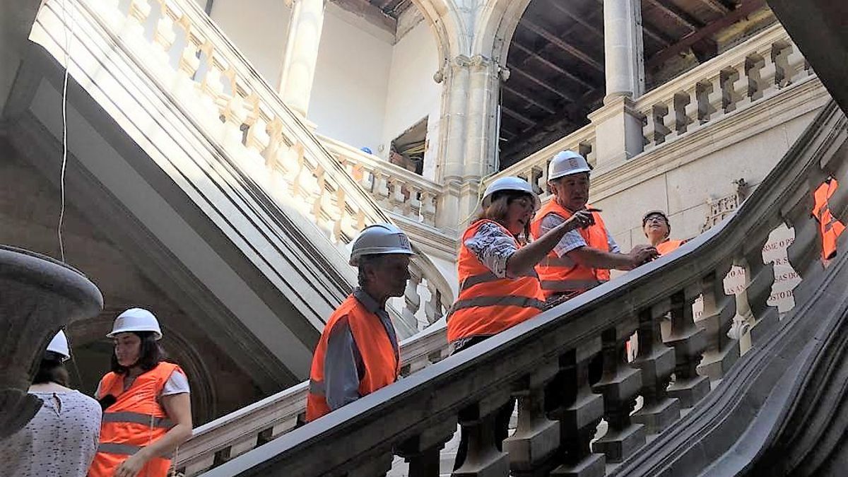 Los arquitectos Gracia Amandi y Jorge de Uña, junto al arquitecto municipal, Jorge Velando, explican al alcalde detalles de la reforma.
