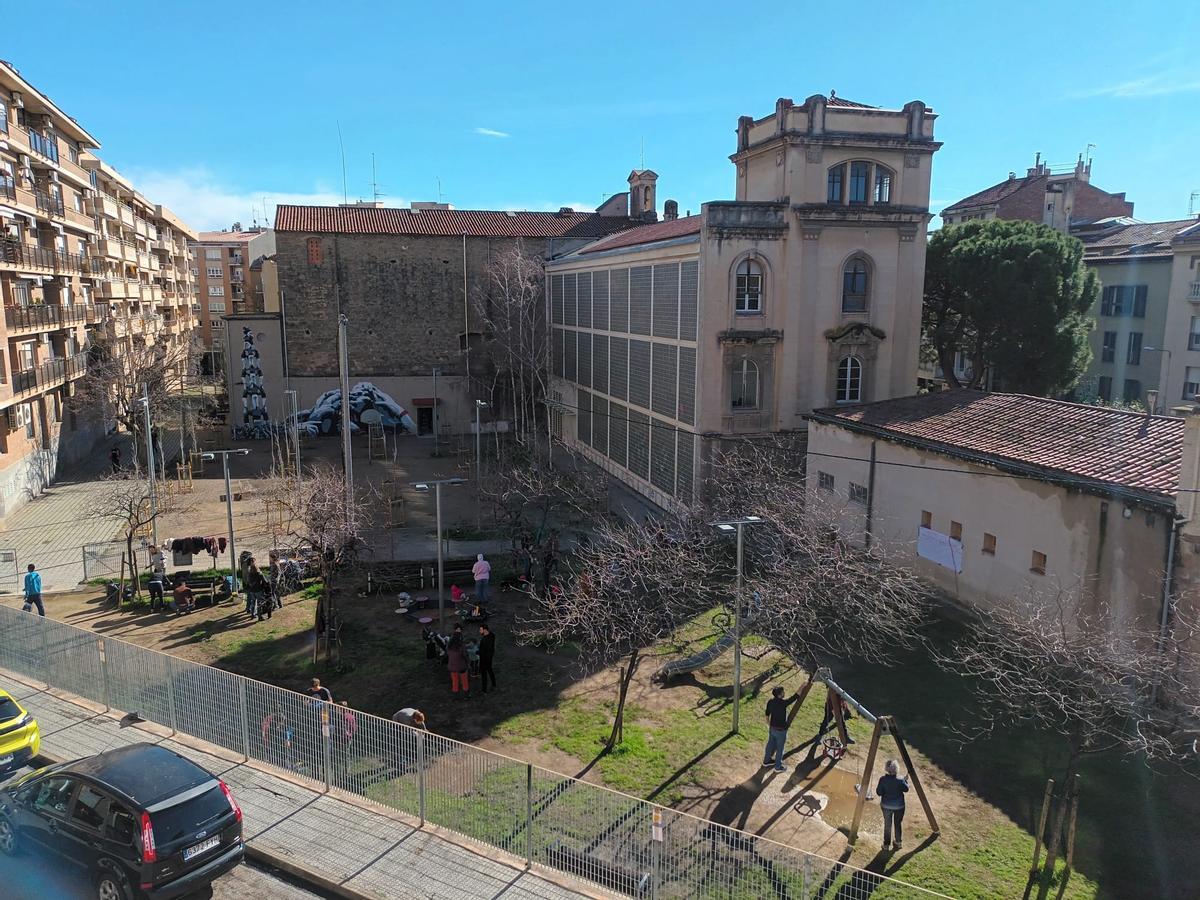 Vista del pati de Casa Caritat amb els veïns fent actuacions de millora