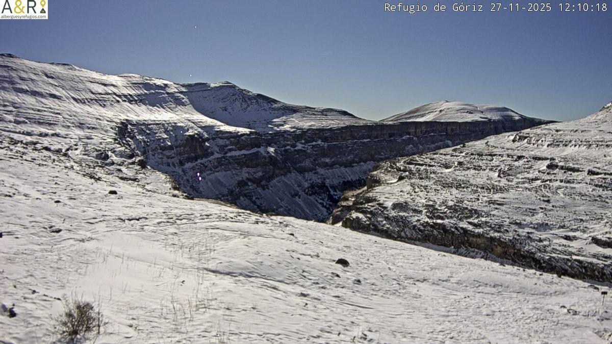 Refugio de Góriz cubierto de nieve