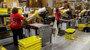 Varias trabajadoras en la nave de distribución de Amazon, en Torrejón de Ardoz, Madrid.