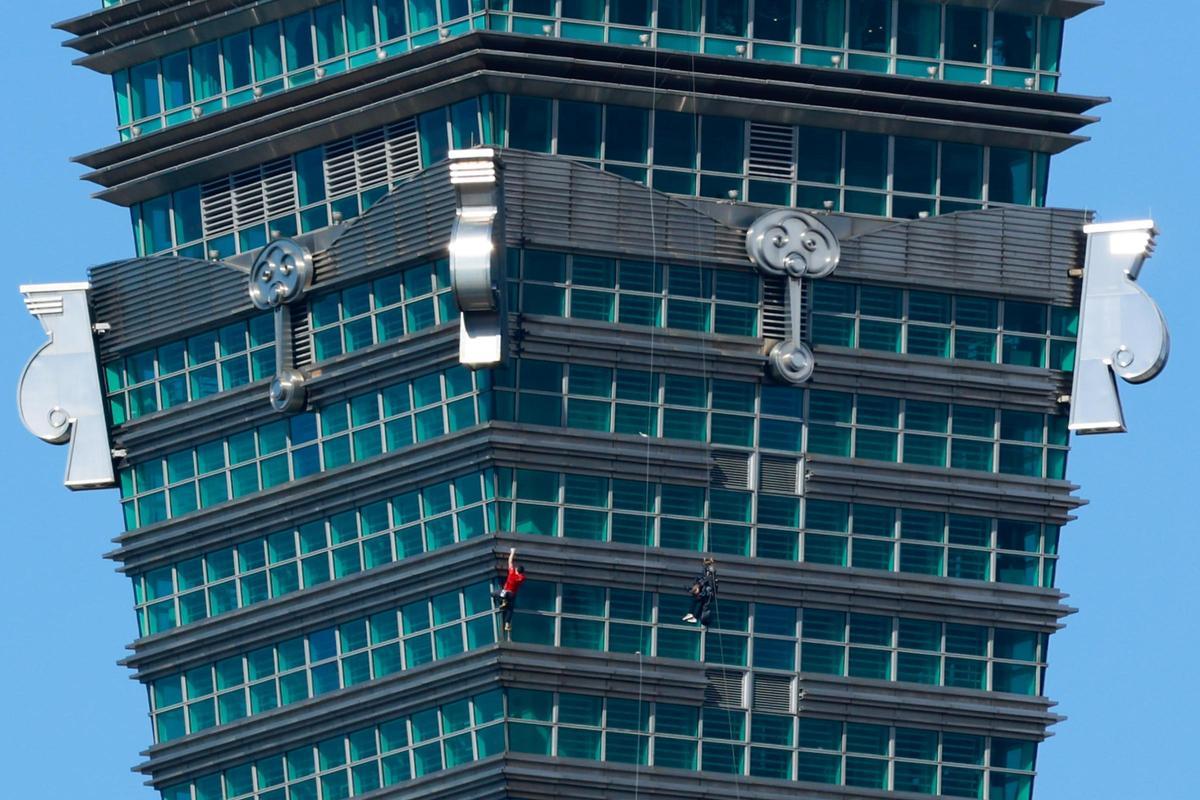Alex Honnold escalando el Taipei 101