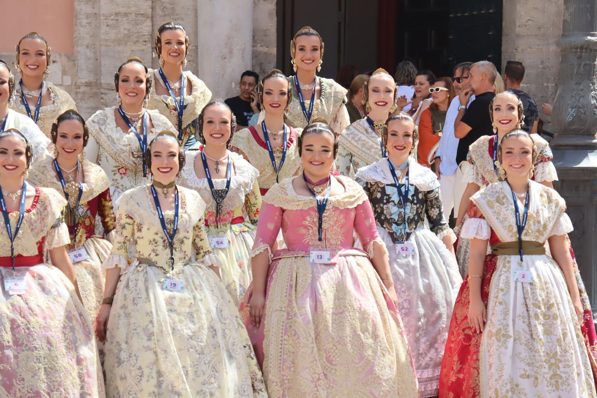 Baño de multitudes de las candidatas a Fallera Mayor de València 2025