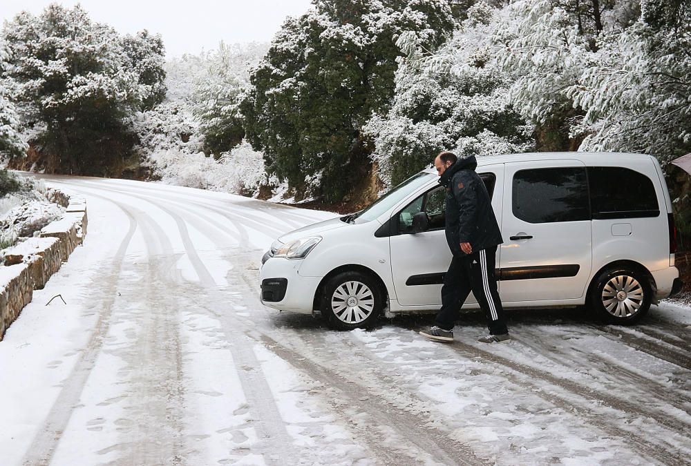 Las primeras nevadas llegan al Puerto del León, en los Montes de Málaga, que se sitúa a 900 metros de altura