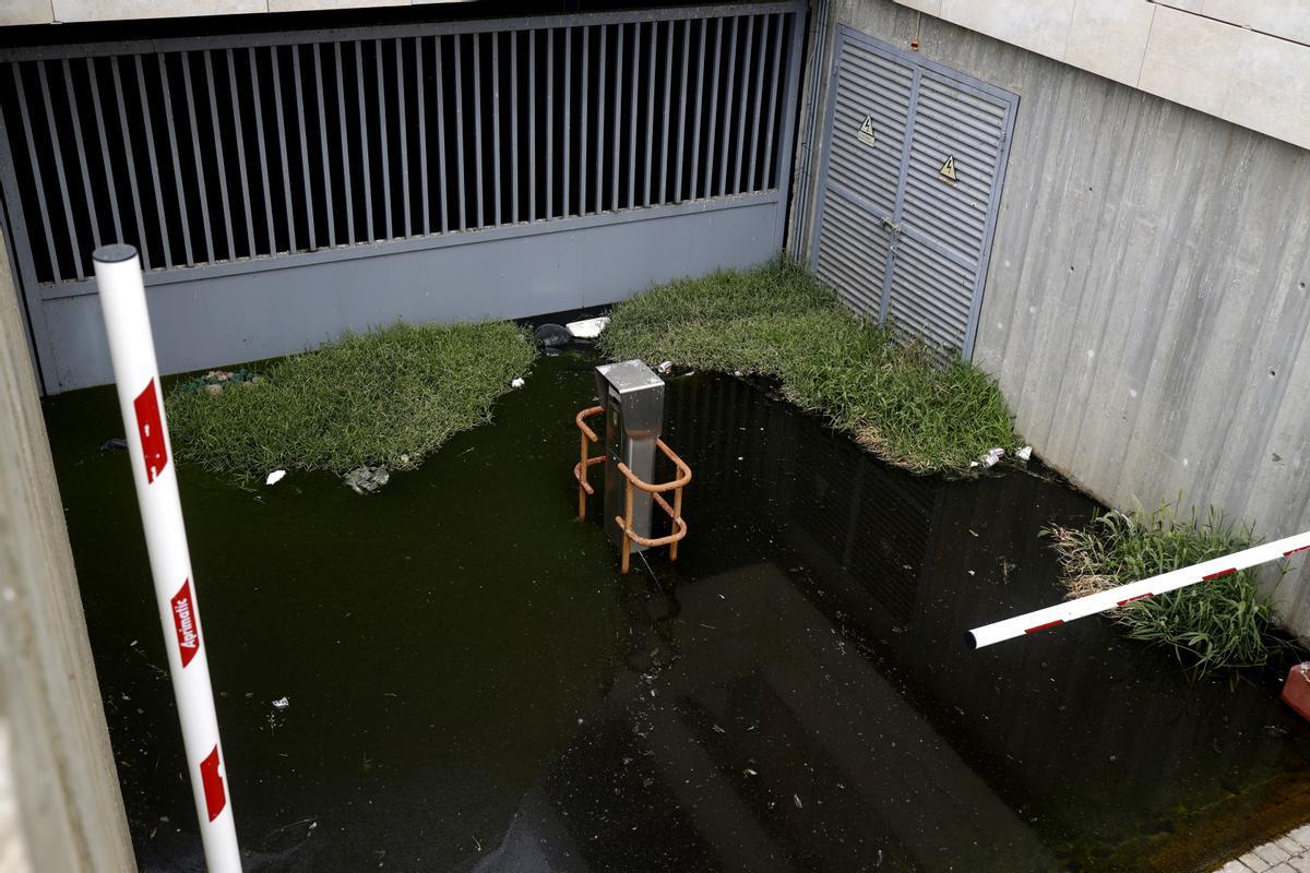 Estado en que se encuentra el acceso al parking subterráneo del spa, también cerrado.