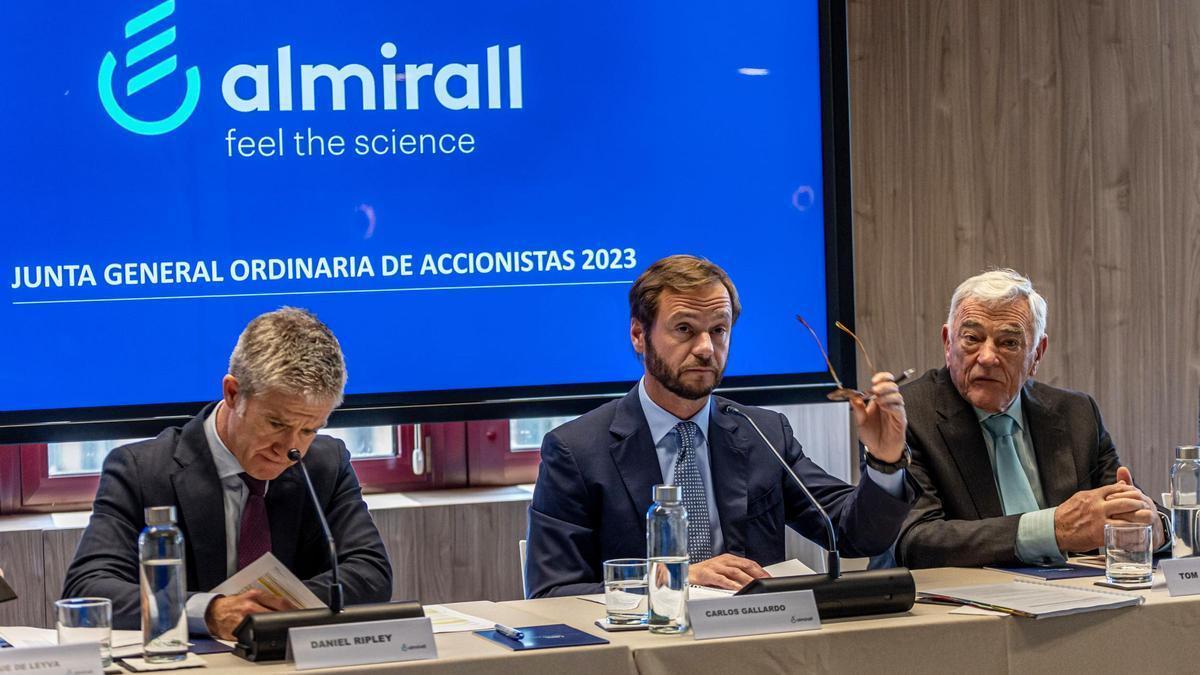 Junta de accionistas de Almirall, con Carlos Gallardo, presidente y consejero delegado de la farmacéutica, en el centro.